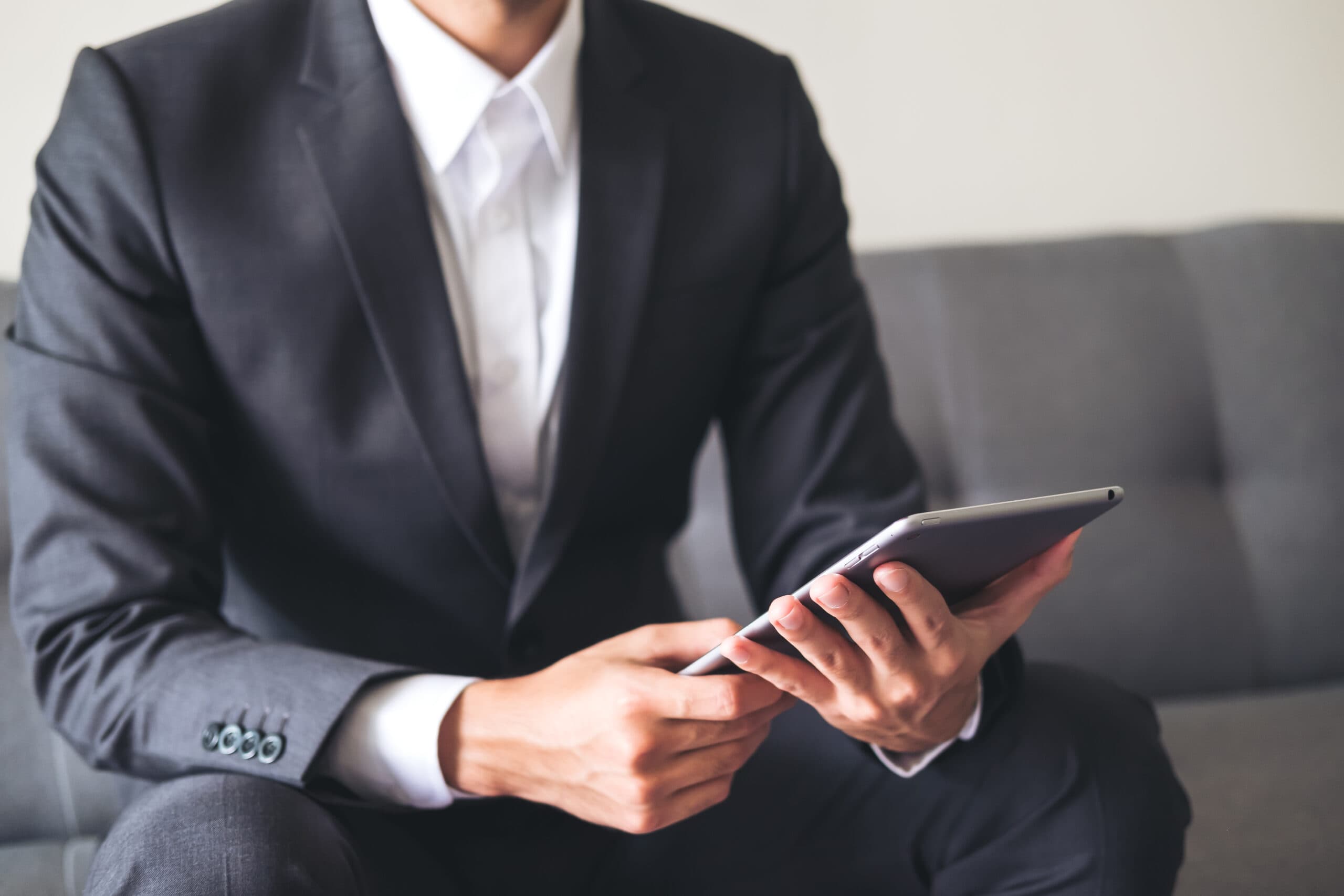 세금계산서 발행 현황이 기록된 테블릿